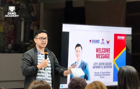 ATTY. JUSTIN CAESAR ANTHONY D. BATOCABE, Social Welfare Institutional Development Bureau (SWIDB) Director delivered opening remarks to each session of the knowledge-sharing session with the third and fourth year students from the University of San Carlos last 9-10 January 2025 at the DSWD Auditorium.