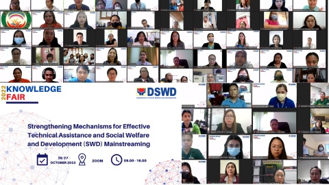 Social workers from 16 different regions around the country took a photo as a memory of their participation in the Knowledge Fair. The Knowledge Fair is a two-day activity held from 26-27 October 2022 via Zoom and Youtube