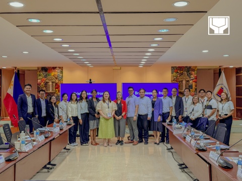 A photo opportunity with the non-government representatives from Cambodia, with the Execom, Mancom, and the Resource Speakers