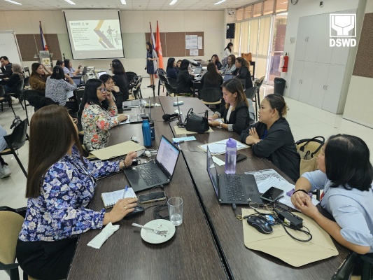 The participants actively discuss the output of the group during the Capability Building on Coaching and Mentoring.